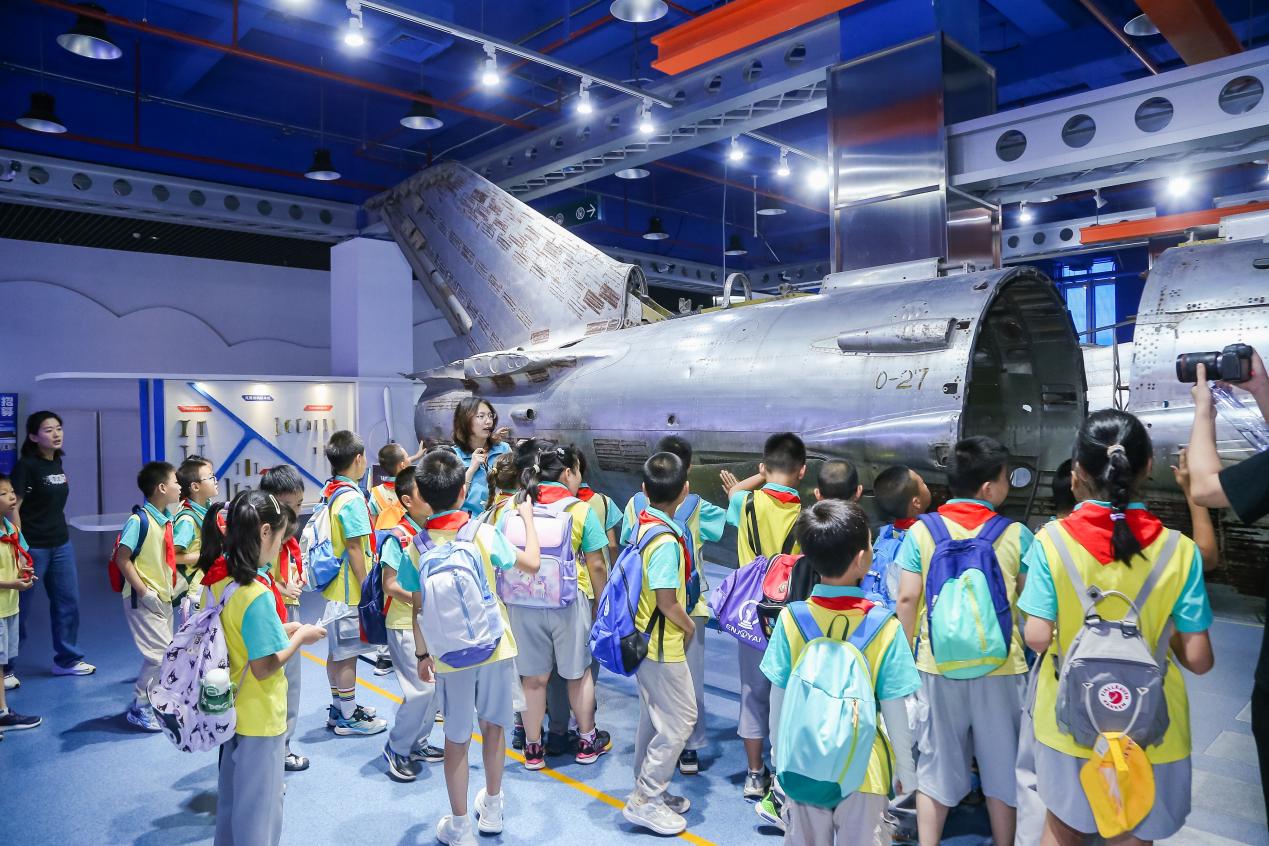 北京“三校共育”点燃山区少年航空梦