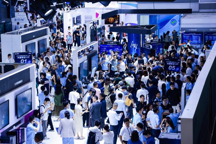 智启新纪“硬核矩阵” 中国移动AI+全域生态闪耀2025MWC上海