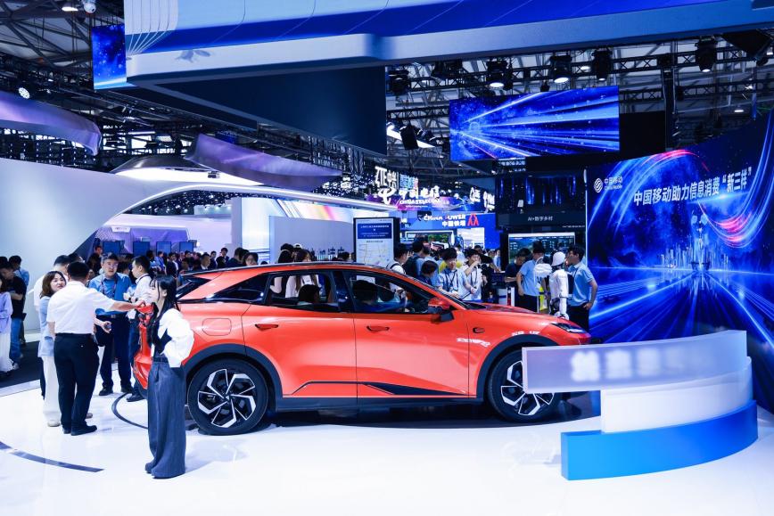 智启新纪“硬核矩阵” 中国移动AI+全域生态闪耀2025MWC上海