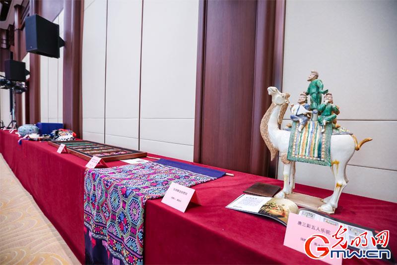 2024“中国非遗年度人物”非遗实物版本入捐中国国家版本馆