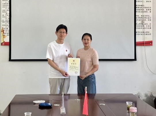 走进英山 爱心传递