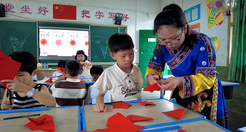 福建“护苗学堂”：指上生花剪出文化自信