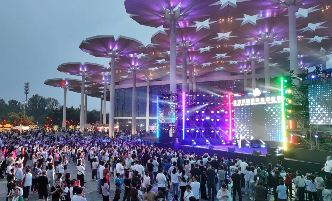 带上“毛孩子”一起逛！世园“夜市派对”太全面了