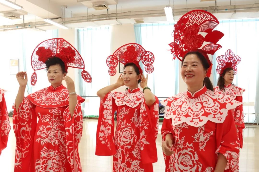 “长城脚下 艺动妫川” 非遗剪纸穿上身 来看!这场走秀好fashion