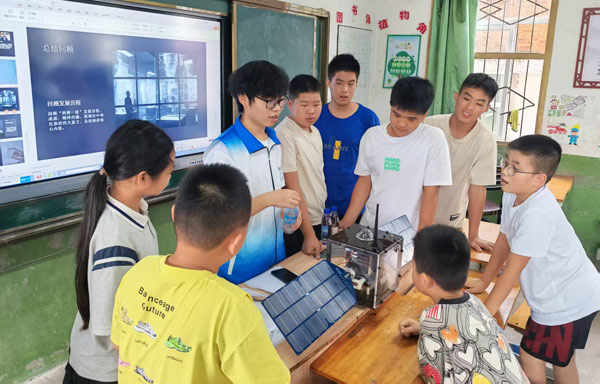 【青春护苗人】精神火炬照亮“护苗学堂” 【青春护苗人】精神火炬照亮“护苗学堂”