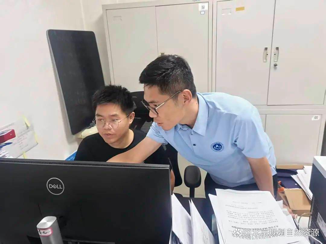 党旗高扬筑堡垒,北京市规划自然资源委怀柔分局以“汛”为令,筑牢防汛“红色堤坝”