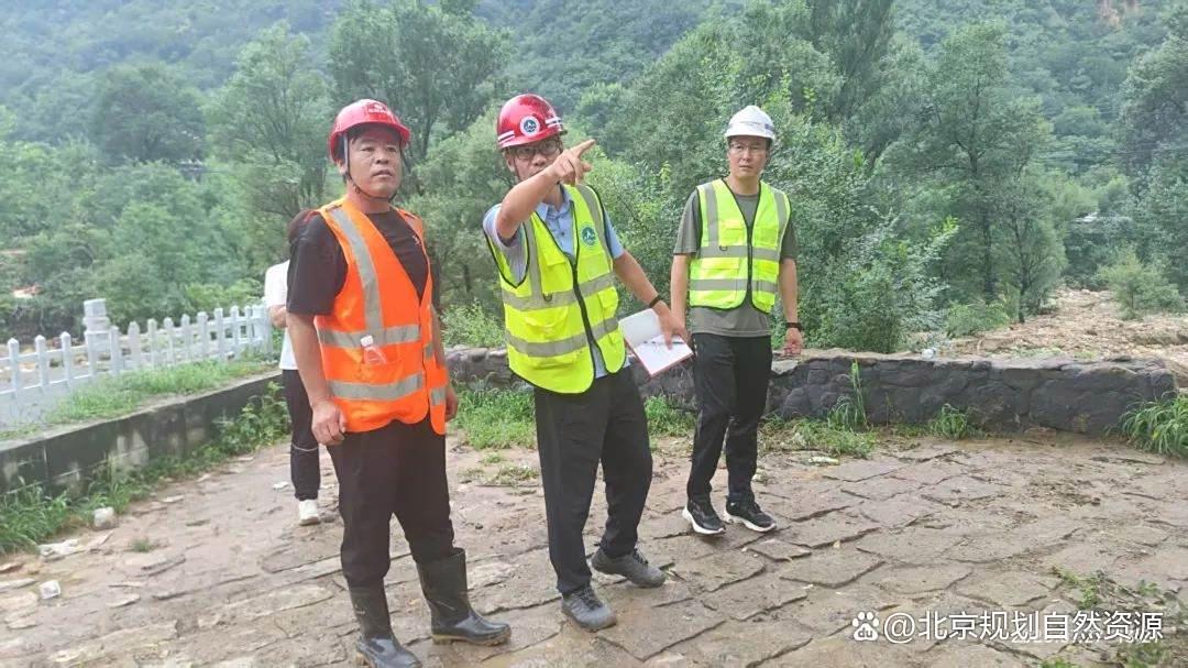 党旗高扬筑堡垒,北京市规划自然资源委怀柔分局以“汛”为令,筑牢防汛“红色堤坝”