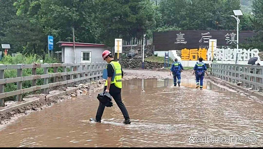 党旗高扬筑堡垒,北京市规划自然资源委怀柔分局以“汛”为令,筑牢防汛“红色堤坝”
