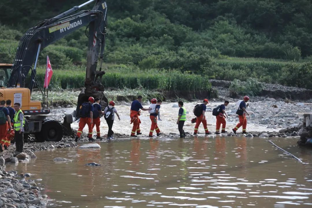 北京市广电局筑牢应急防汛安全网：风雨同舟担使命 声传千里护平安