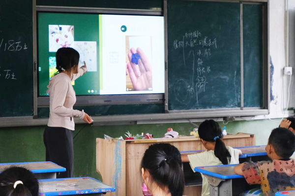 【护苗日志】小吸管在孩子们手中化身魔法棒
