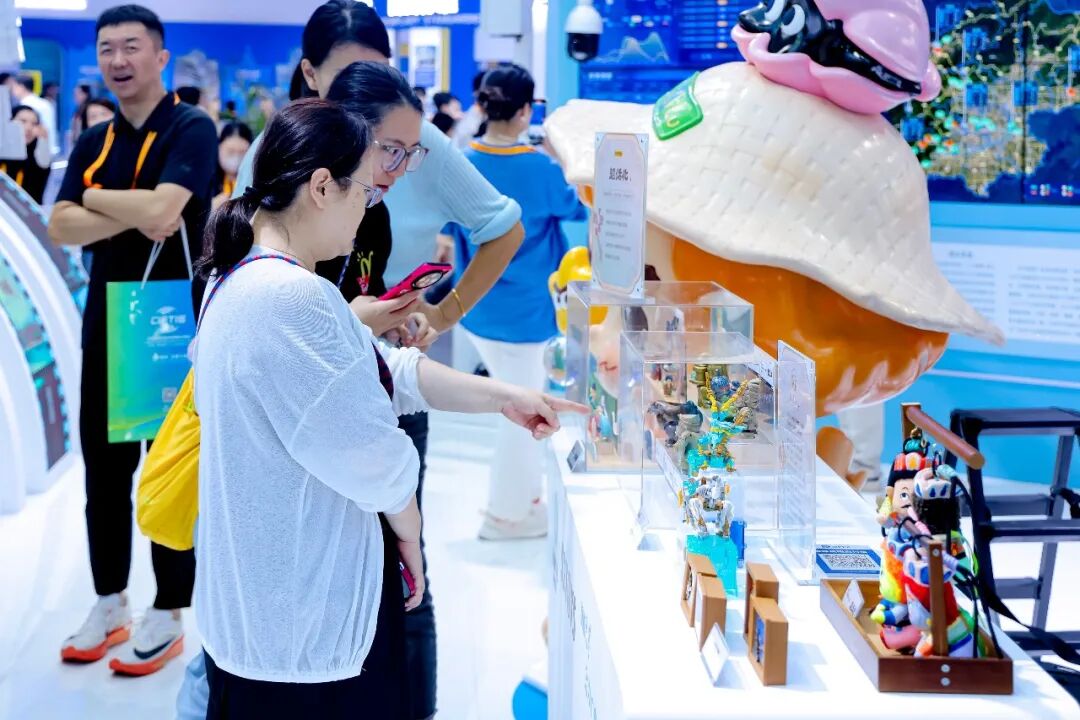 2025服贸会“北京大视听”展隐藏福利！打卡《国色芳华》同款，赢杨紫李现签名照、剧集周边——