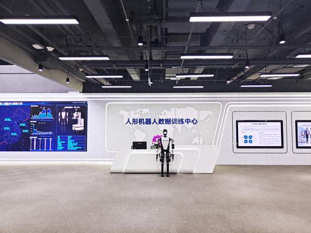 国内最大人形机器人训练场在京启用