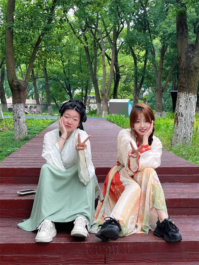 好朋友就要一起上！上大这四对“小叶子”共约进博