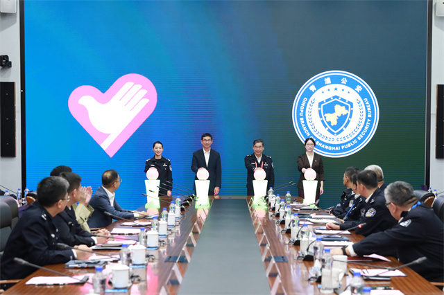 进博“小叶子”身份上新!青浦的这群“青城义警”成为“安全有感、服务有感”的生动注脚