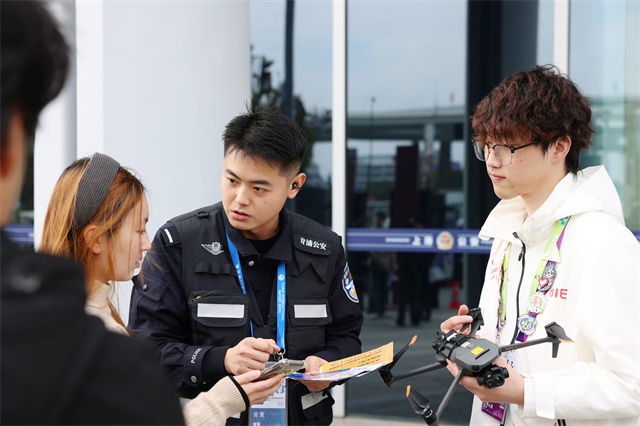 进博“小叶子”身份上新!青浦的这群“青城义警”成为“安全有感、服务有感”的生动注脚