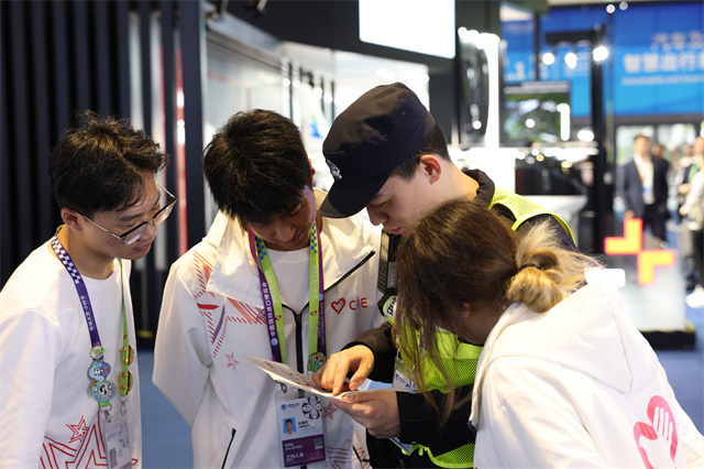 进博“小叶子”身份上新!青浦的这群“青城义警”成为“安全有感、服务有感”的生动注脚