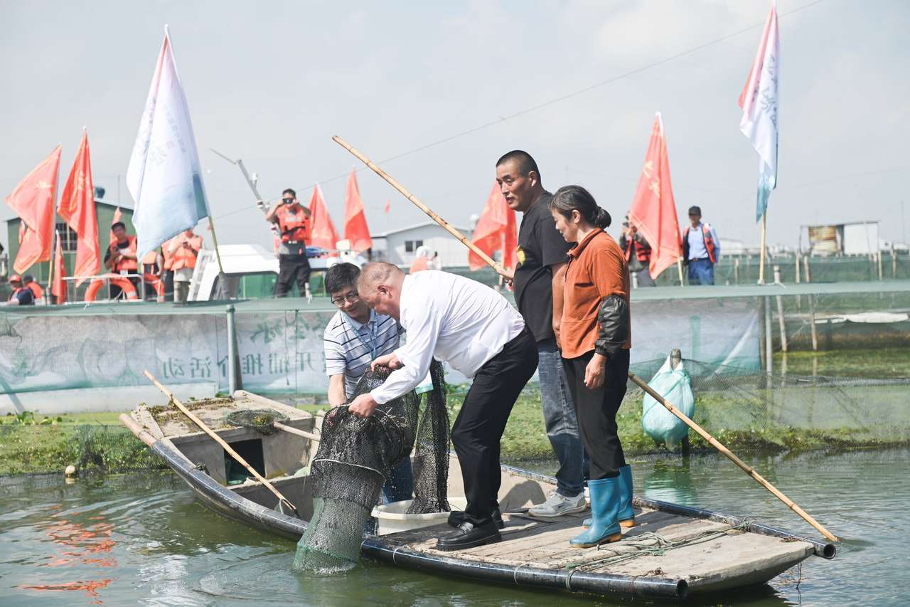 2025苏州阳澄湖大闸蟹开捕推介活动举行