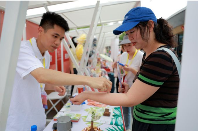 文明之约，暖心首秀！上海开放大学“芳香疗法+科普”点亮银色记忆
