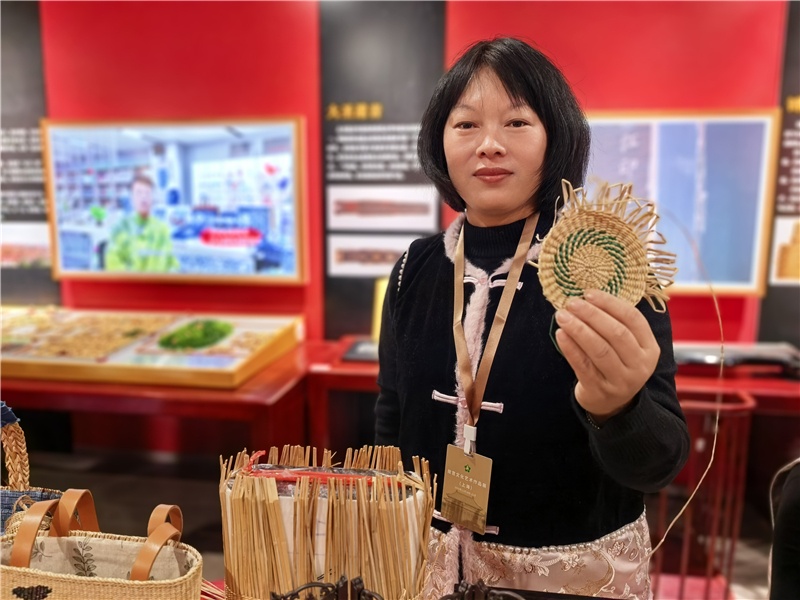 红墙映匠心 艺韵暖人心丨54件来自上海的残疾人非遗作品正在故宫展出 红墙映匠心 艺韵暖人心丨54件来自上海的残疾人非遗作品正在故宫展出