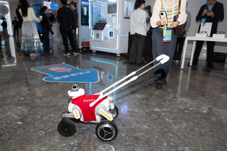 残特奥会主新闻中心“科技助残”展区:诠释“有爱无碍” 残特奥会主新闻中心“科技助残”展区:诠释“有爱无碍”