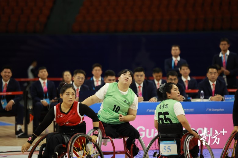 轮椅上的“奔跑者”尚婷:非常享受在赛场上风拂过的感觉 轮椅上的“奔跑者”尚婷:非常享受在赛场上风拂过的感觉