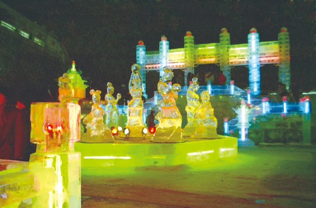 一波“回忆杀”,你看过80年代的冰灯吗? 陈超 摄于1987.jpg