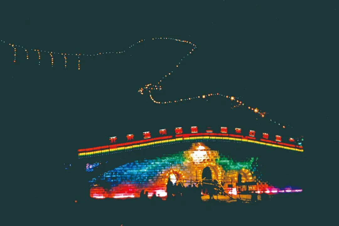 一波“回忆杀”,你看过80年代的冰灯吗? 胡中安 摄于1988年.jpg