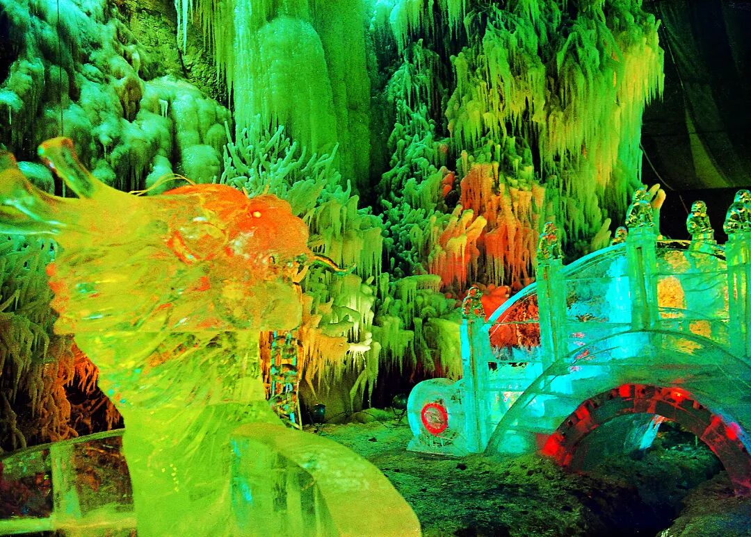 一波“回忆杀”,你看过80年代的冰灯吗? 龙庆峡冰灯摄影大赛获奖作品(一等奖) 陈超摄于1988.jpg