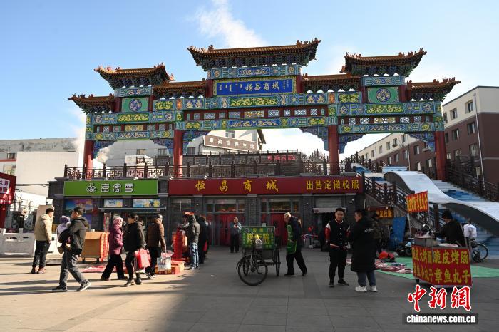 (新春走基层)内蒙古老商场里的年味:喧嚣中的温情与归属