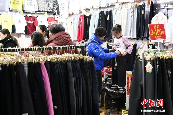 (新春走基层)内蒙古老商场里的年味:喧嚣中的温情与归属