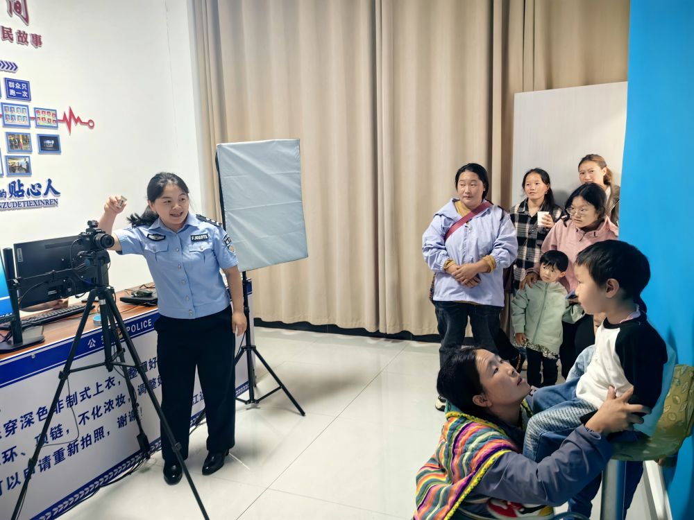 新春走基层｜独龙江戍边民警带我“出任务”：给文面奶奶拍下“人生照片”