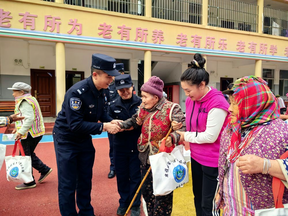 新春走基层｜独龙江戍边民警带我“出任务”：给文面奶奶拍下“人生照片”