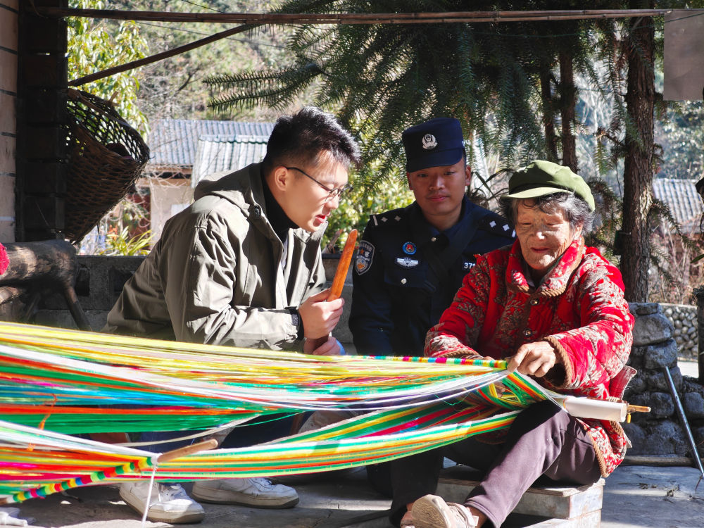 新春走基层｜独龙江戍边民警带我“出任务”：给文面奶奶拍下“人生照片”