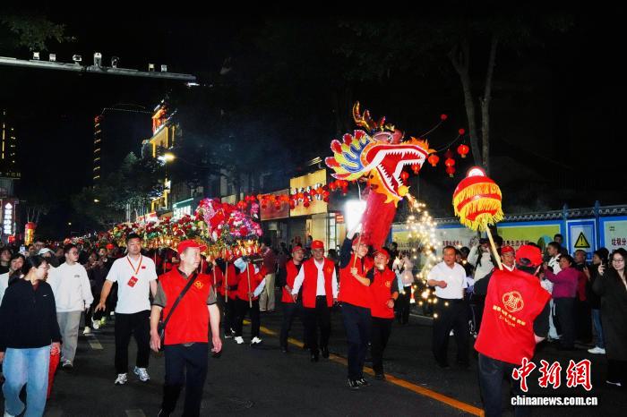 (新春走基层)福建上杭:百年民俗“闹”新春