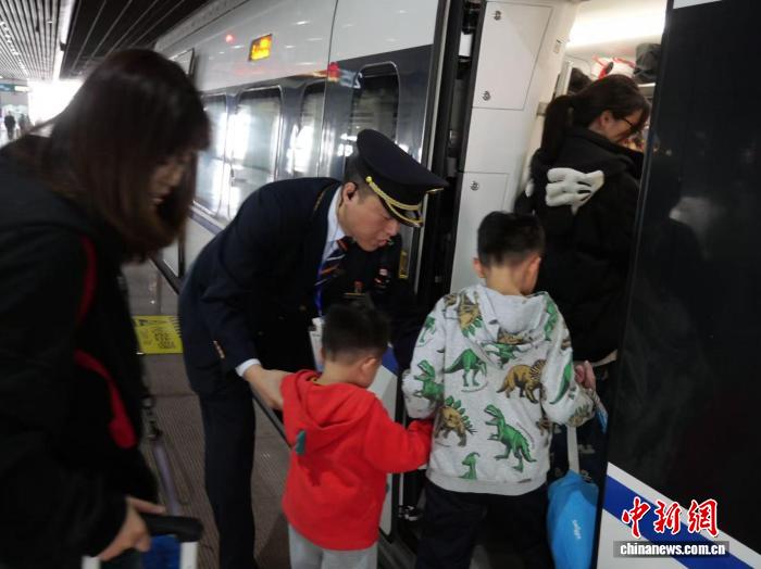 (新春走基层)大湾区城际线上的“全能管家”