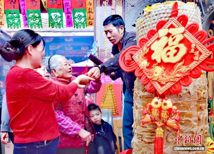 (新春走基层)厦门同安:700斤巨型甜粿贺新春