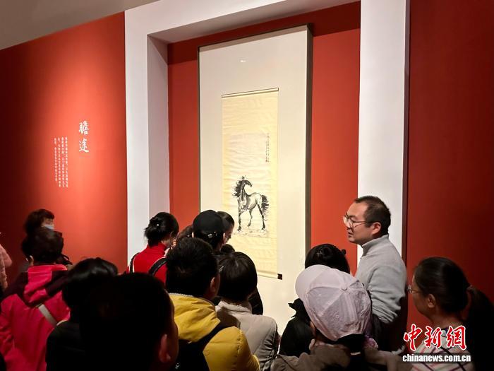 (新春走基层)趣说“文人四事” 专家“开团”逛展受追捧