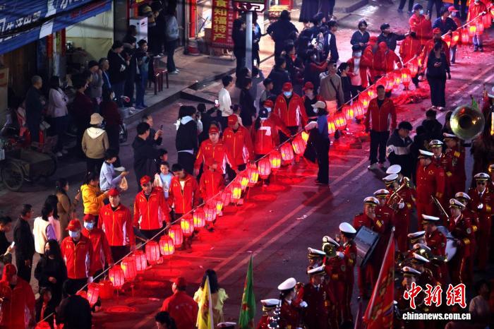 (新春走基层)侨乡福建南安“拔拔灯” 千米“灯龙”闹新春