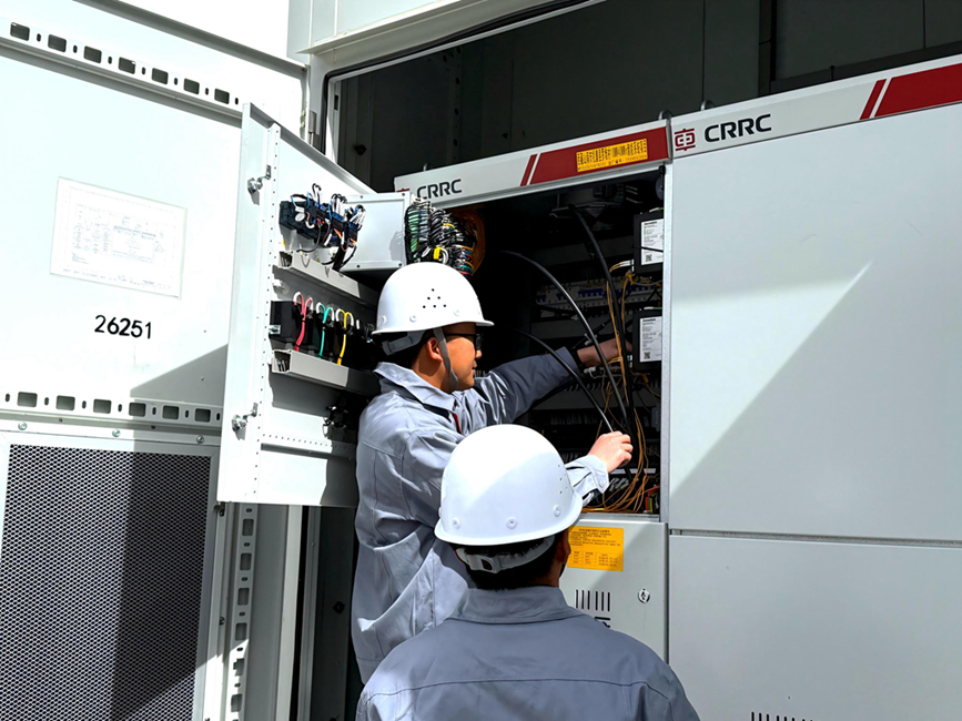 新春走基层|高原之上,“蓝板”锁黄沙 运维人员精细检修,保障清洁电力稳定输出。人民网记者 吴雨仁摄