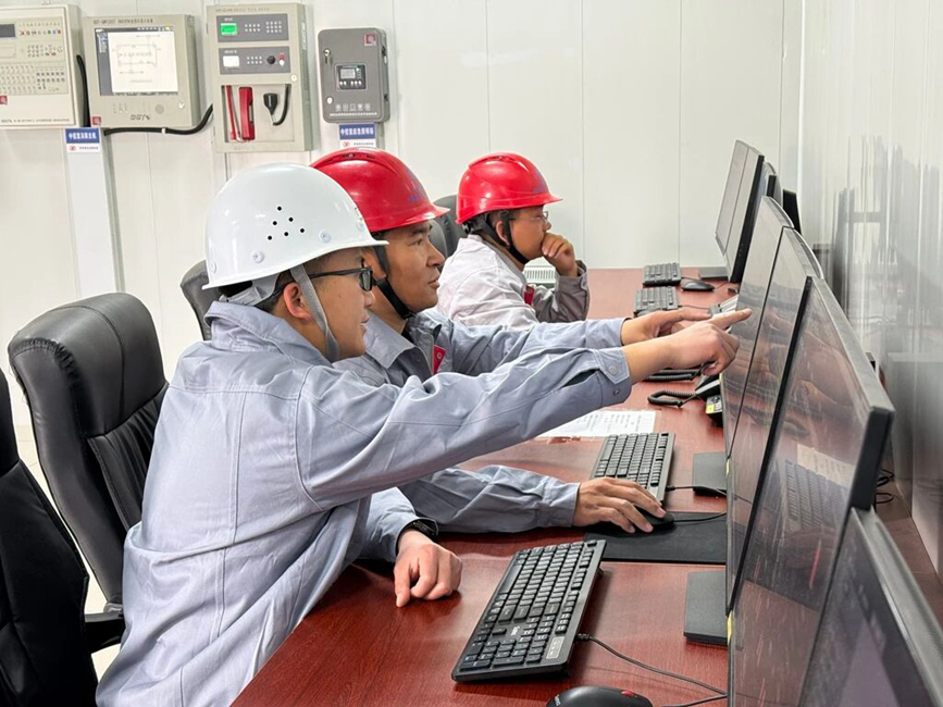 新春走基层|高原之上,“蓝板”锁黄沙 在项目控制室内,技术人员实时监测光伏矩阵的运行数据与发电情况。人民网记者 吴雨仁摄