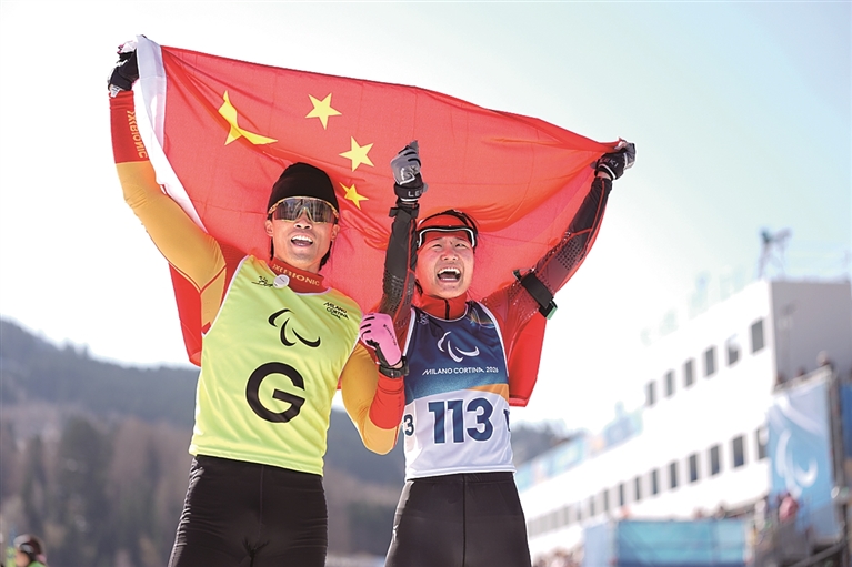 首日双金 中国代表团取得开门红