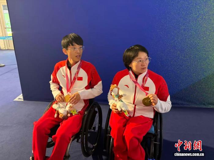 中国轮椅冰壶混双收获历史性金牌