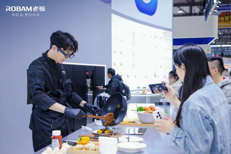 AWE2026｜用眼镜做饭？老板电器发布全球首款AI烹饪眼镜