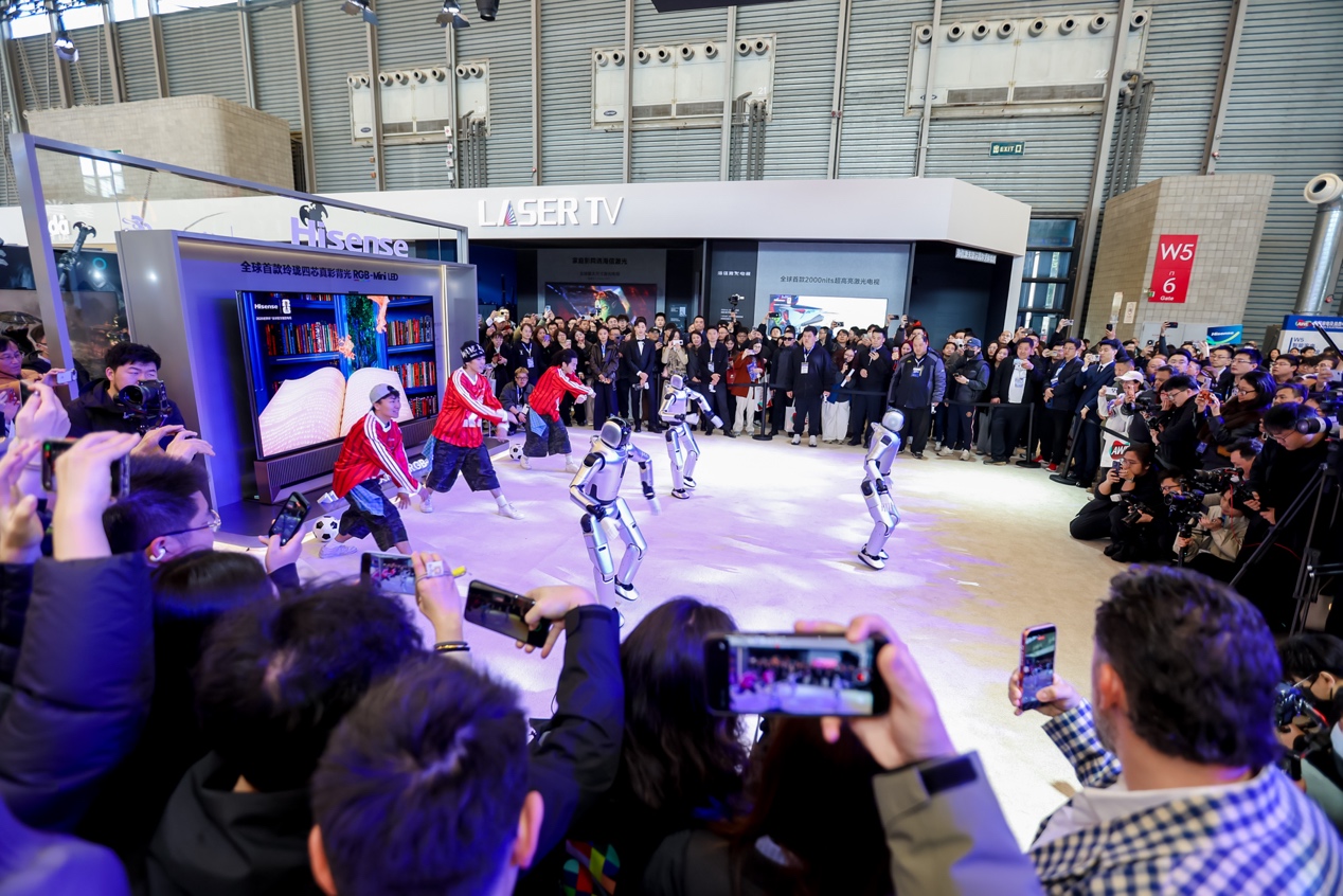 打造“无家务之家”！海信机器人亮相AWE2026