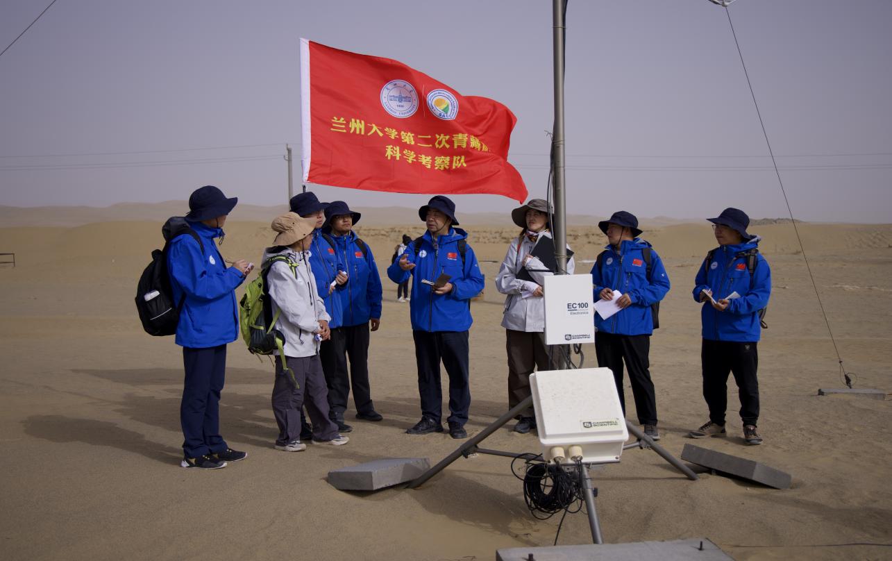 那片他扎根的荒漠，开出了花
