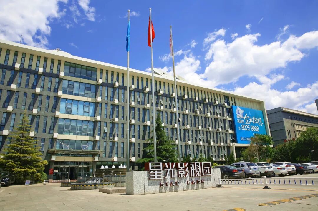 一口西瓜“咬”开盛夏 跟着“北京大视听”影视打卡路线一起甜蜜出发啦~