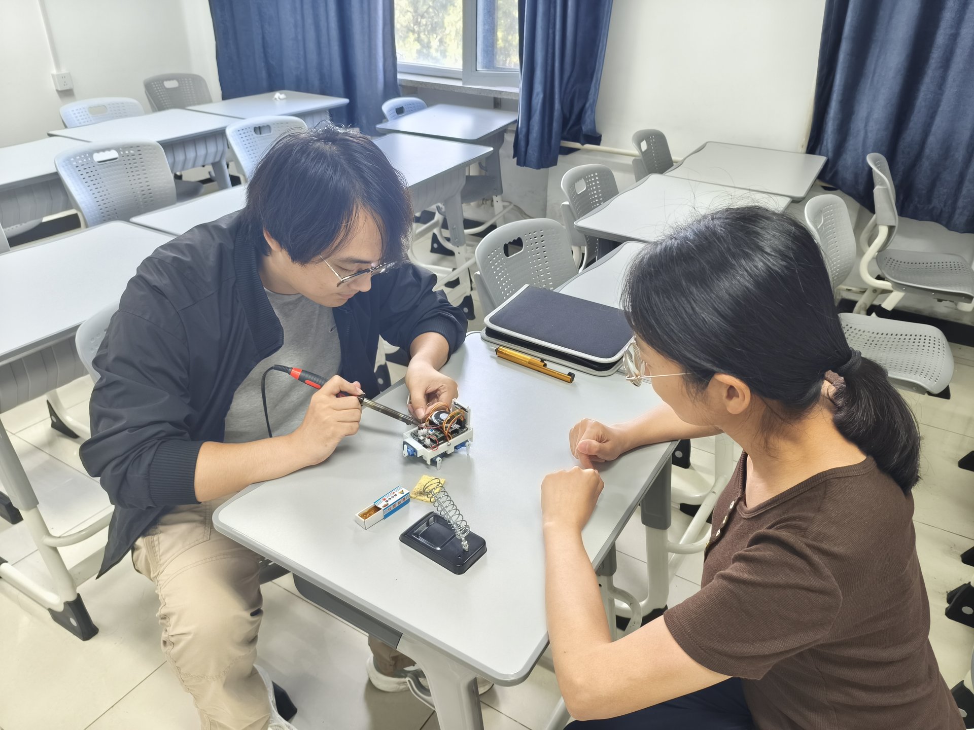 北京高校助力推进教育科技人才一体发展特别报道｜北京经济管理职业学院③：让芯片有“灵性”，让机器人“讲”历史