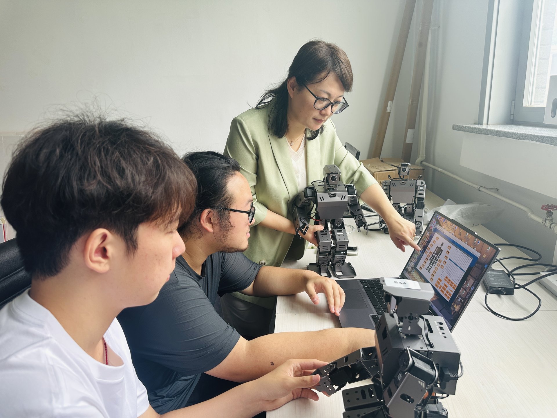 北京高校助力推进教育科技人才一体发展特别报道｜北京经济管理职业学院③：让芯片有“灵性”，让机器人“讲”历史