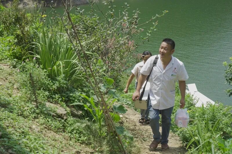 这张婚纱照,他们等了26年…… 图片