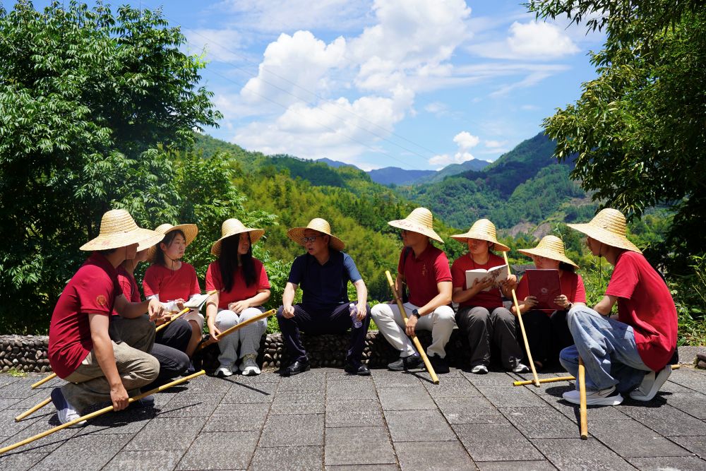 北京高校新时代立德树人工程创新实践专题报道 | 中国人民大学：步履踏山河 笃行育青春